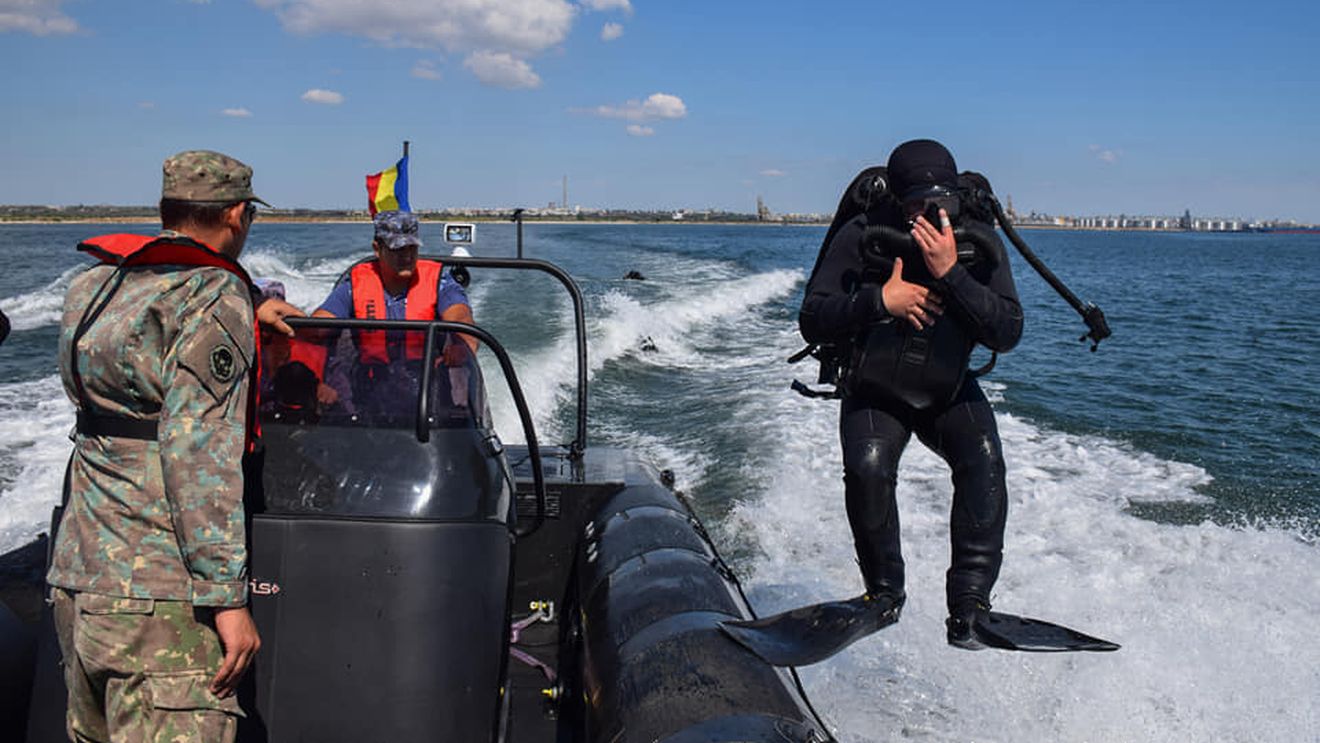 VIDEO Scafandrii Forțelor Navale Române, misiune de distrugere a unei mine marine