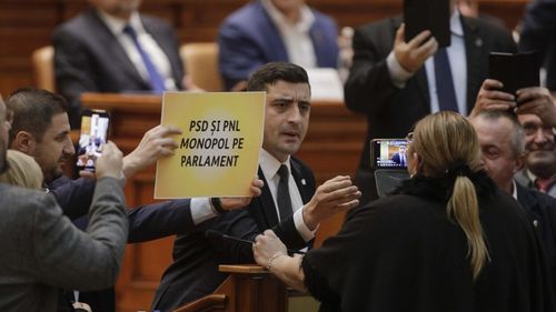 Antal Árpád, UDMR: Văzând ce s-a întâmplat în Parlament în aceste zile, cred că am fost foarte naivi cei care am crezut că generaţiile noi de politicieni vor face o lume mai normală. Este foarte trist că am ajuns aici, pentru noi, cei care nu vrem să fugim, să plecăm din această ţară