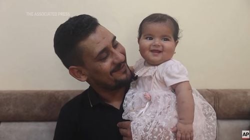 VIDEO Minunea din ruine: Afraa, bebelușul care s-a născut și a supraviețuit miraculos după cutremurele devastatoare din Siria, și-a revenit complet/ Fetița este crescută de unchiul ei după ce părinții au murit în seism