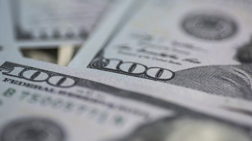 Dolarul american a coborât luni la minimul ultimelor cinci săptămâni, înaintea de publicarea datelor ce privesc piaţa muncii din SUA