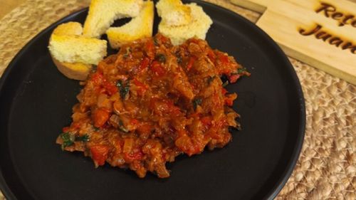 VIDEO | Rețetele Juanitei | Tocăniță de vinete cu usturoi / Preparată rapid, ține loc de zacuscă pentru cine n-are timp de conserve mai sofisticate