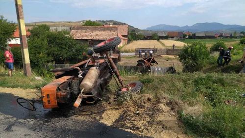 Harghita: Un bărbat a murit după ce tractorul în care se afla a fost lovit de trenul IR Braşov-Budapesta / Circulaţia feroviară, blocată pe Magistrala 400 / Traficul rutier pe DN 12 se desfăşoară pe un fir, alternativ