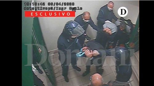 Dezbatere aprinsă în Italia după publicarea unor înregistrări cu gardieni lovind cu brutalitate deţinuţi într-o închisoare