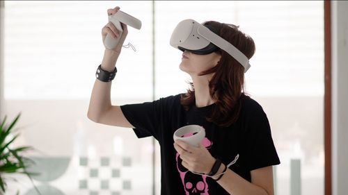 Sony întrerupe producţia căştilor de realitate virtuală PSVR2 din cauza cererii mici