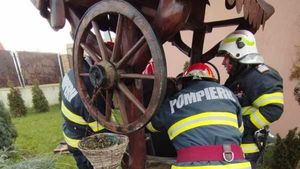 UPDATE Pompierii din Dolj intervin pentru salvarea unui bărbat căzut într-o fântână adâncă de 30 metri