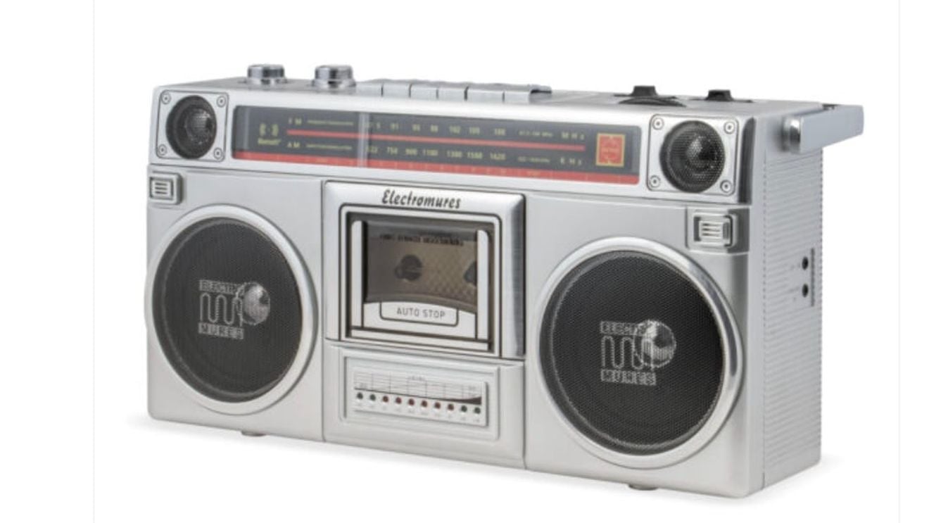  Electromureș produce din nou casetofonul clasic / Acum are și Bluetooth / ”Trebuie un pic să ne luăm timp și să ascultăm lucrurile ca pe vremuri”