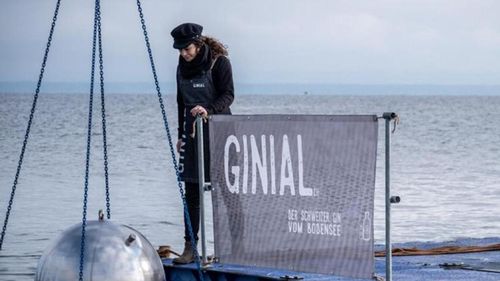 S-au furat 230 de litri de gin de pe fundul unui lac din Elveția / Băutura era ținută acolo într-o sferă de metal, pentru maturare / Producătorul a ambalat și vândut în avans deja 395 de sticle / ”Hoții au fost profesioniști desăvârșiți”