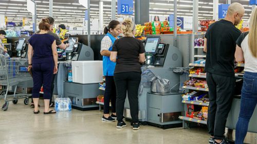 Problema de care s-au lovit magazinele care au eliminat casierii. Multe au renunțat și au angajat la loc oameni