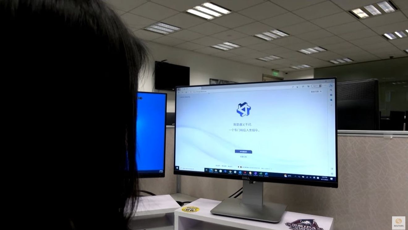 VIDEO Alibaba Group Holding a prezentat propriul său model de inteligenţă artificială generativă / AI numit Tongyi Qianwen, care înseamnă ”adevărul dintr-o mie de întrebări”, a planificat itinerarii de călătorie şi a sfătuit cumpărătorii cu privire la tipurile de farduri 