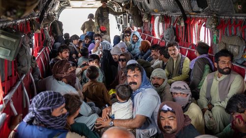 Un bebeluş afgan dat de părinţi soldaţilor americani în haosul de pe aeroportul din Kabul din luna august este încă dispărut