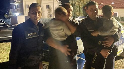 Doi fraţi gemeni, de 4 ani, rătăciţi pe marginea unei şosele, găsiţi de un jandarm aflat în timpul liber / ”Confuzi şi destul de speriaţi, n-au ştiut să spună unde locuiesc”
