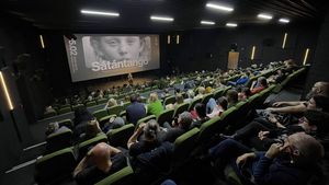 Sátántangó, un film de aproape 8 ore, proiectat în premieră la cinema în Timișoara. S-au vândut toate bilete / “Nu e un film de povestit. E un film de simțit!”