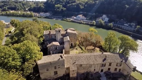 VIDEO Un castel din patrimoniul orașului Lyon a fost scos la vânzare la un preț redus / Costă 600 de mii de euro / Vine cu un teren împădurit de 3.600 m²