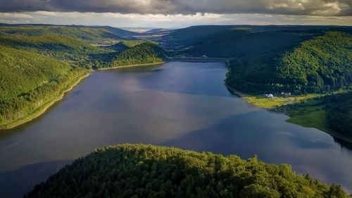 Un parc fotovoltaic ce ar urma să fie construit pe apele lacului Zetea, contestat de localnici / ”E clar că va înrăutăţi peisajul, nu va mai arăta lacul cum a fost”
