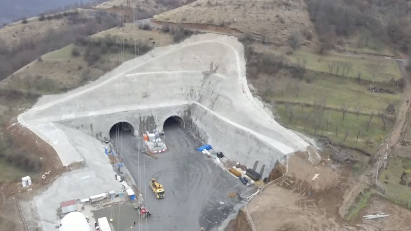 Șoferii români sunt învățați cum să circule prin tunel, pe autostradă: ”Nu oprim, exclus să stăm să facem selfie” / Mai multe tunele vor fi date în folosință pe autostrada Sibiu - Pitești