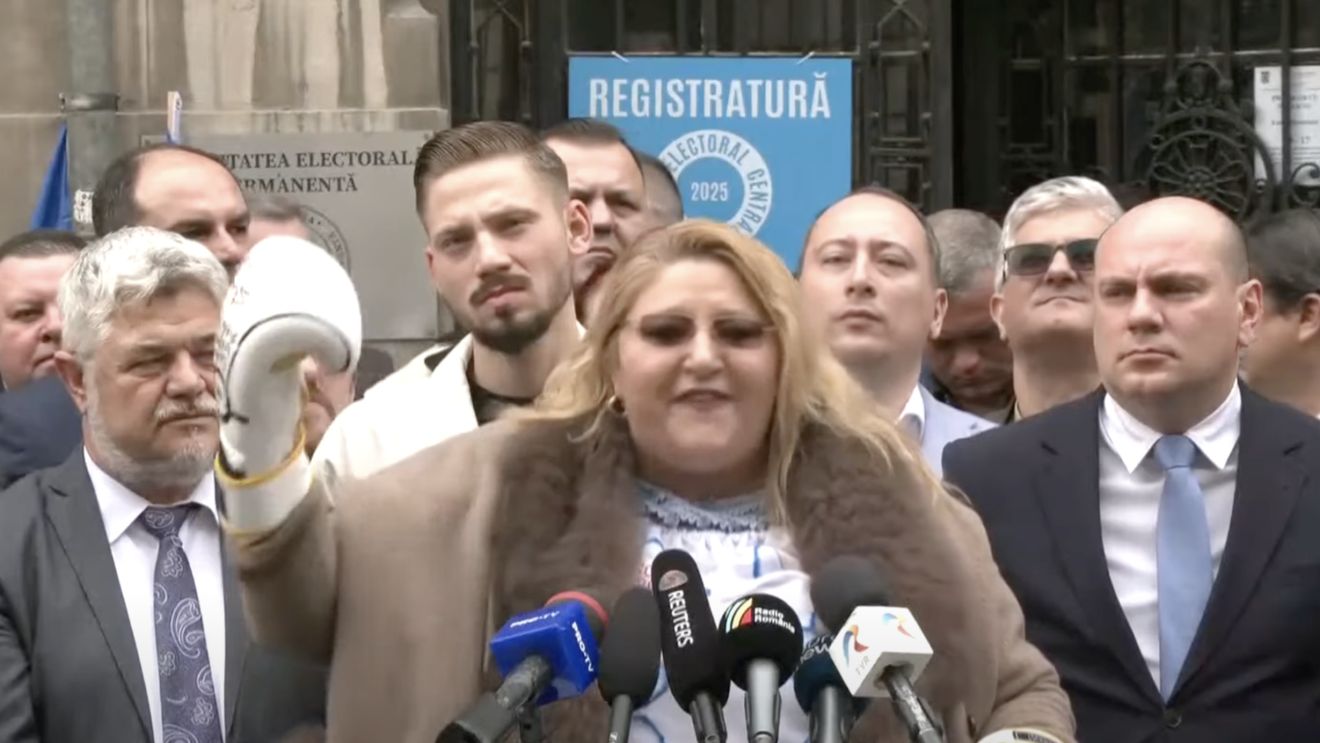 Extremista Diana Șoșoacă ajunge în țară joi seara, urmând să comenteze acuzațiile care i se aduc și cererea Parchetului General, de a-i fi ridicată imunitatea de eurodeputat