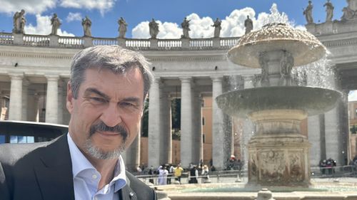 Prim-ministrul landului Bavaria, criticat pentru un selfie la funeraliile Papei Francisc