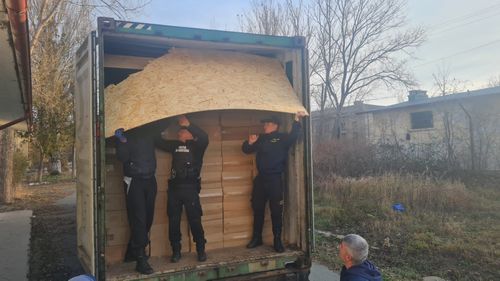 UPDATE DNA a prins în flagrant mai multe persoane care voiau să introducă peste 1200 de baxuri de țigări de contrabandă prin portul Constanța / Contrabandiștii au dat 125.000 de euro unui vameș care colabora cu DNA