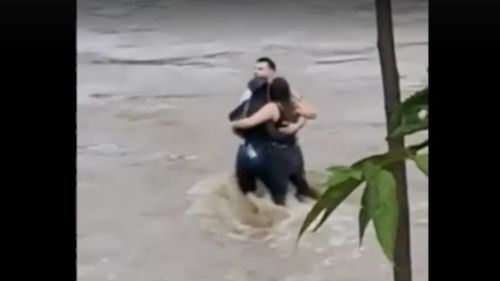 VIDEO Trei tineri, luați de ape în Italia / Nu se cunoaște identitatea lor, însă au ajuns în zonă cu o mașină cu numere românești / Mai multe elicoptere îi caută