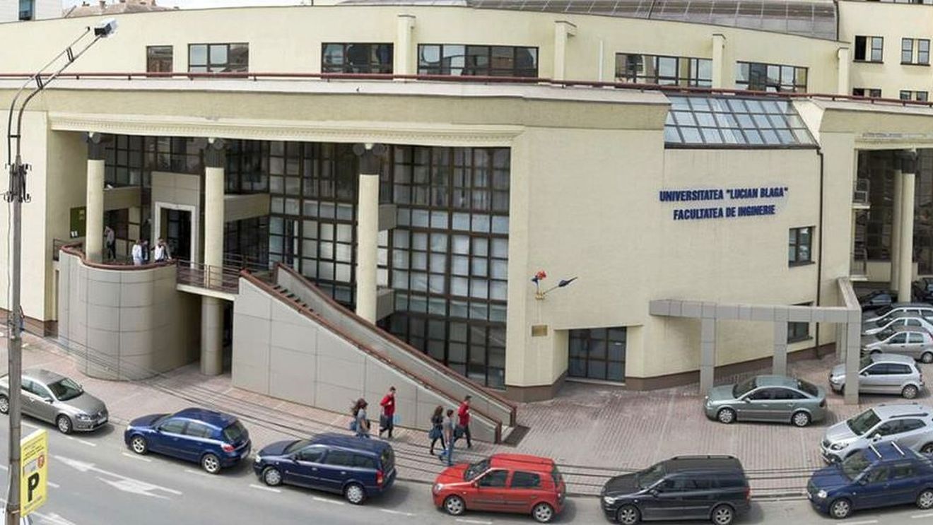 Un profesor universitar a fost înregistrat în timpul unui curs online în timp ce certa o studentă din cauză că a folosit apelativul ”domn’ profesor” în loc de ”domnule profesor”: Nu ți se pare că ești penibilă? Dacă nu te duce capul, mai bine taci