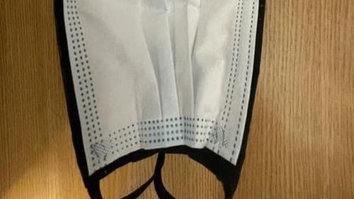 Explicațiile lui Vasile Dâncu. Ministrul Apărării susține că ”echipa de asistenți” i-a propus montarea unei măști textile peste una chirurgicală