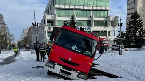 VIDEO O mașină de pompieri a căzut în fântâna arteziană din centrul municipiului Satu Mare în timp ce încerca să scoată o autospecială MAI blocată în aceeași fântână