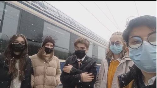 VIDEO Mai mulți elevi sunt blocați în tren de câteva ore, din cauza grevei CFR/ Elevii mergeau să protesteze pentru salariile profesorilor: ”Stăm în frig, am rămas fără mâncare și apă”