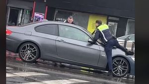 Cum explică Poliția Rutieră un video viral pe Tik Tok cu polițistul care s-a urcat pe capota unei mașini oprite în trafic
