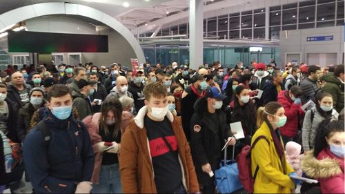 Directorul operațional al Aeroportului Otopeni, înlocuit din funcție după ce au apărut în spațiul public imagini cu aglomerația de pe aeroport în plină epidemie de coronavirus. Între timp, oficialii CNAB au anunțat noi măsuri