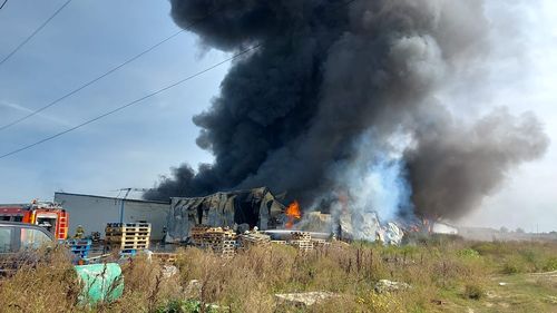FOTO VIDEO Incendiu în Voluntari, la Complexul Smart Expo Flora /  Se aud explozii succesive / Acționează 20 de autospeciale de stingere