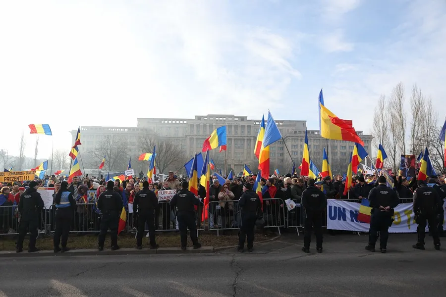 protest suveranist în fața CCR păziți de jandarmi la Palatul Parlamentului, susținătorii lui Călin Georgescu protestează