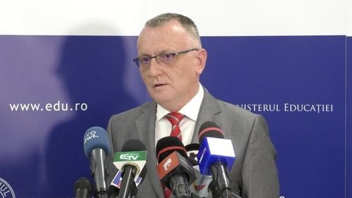 Ministrul Cîmpeanu susține desființarea prin reorganizare a CNATDCU prin ironii la adresa conducerii instituției: “MIT nu are nici cea mai mică șansă să aibă un singur profesor de calitatea membrilor Consiliului General CNATDCU”, membri descriși drept “super-oameni"