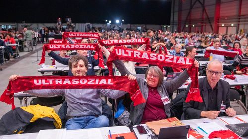 Partidul german de extremă stânga Die Linke şi-a ales noi lideri după o serie de eșecuri / O jurnalistă și un fost membru al parlamentului, aleși în conducere