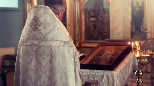 Anchetă epidemiologică într-o comună din Cluj, după ce preotul a plecat cu ”Iordanul” fiind bolnav de Covid / Vaccinat cu trei doze, a considerat că nu va infecta pe nimeni