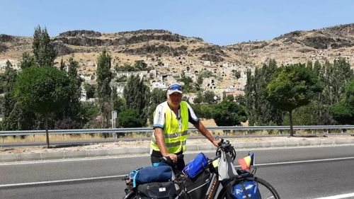 Povestea globe-trotterului timișorean care a străbătut pe bicicletă aproape jumătate din țările lumii / „Toți mă întreabă «Nu ți-e frică, nu-ți dă în cap cineva să te fure?» Mai degrabă te fură în aici în țară cineva, decât dincolo”