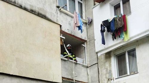 Un băiețel în vârstă de 4 ani a căzut de la etajul 3 al unui bloc din Capitală/ Victima este conștientă