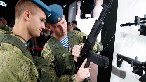 Rusia se desparte de vechile modele din legendara familie de puști de asalt „Kalașnikov”: Un nou lot de AK-12 a fost livrat armatei în acest an / Noua armă rezolvă una dintre marile probleme ale AKM