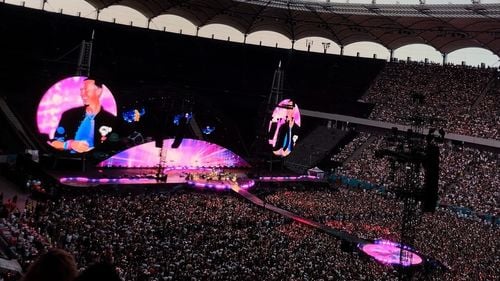 VIDEO Solistul trupei Coldplay a cerut publicului, în glumă, să-l huiduie pe el după scandalul Babasha: Huidiți mai tare decât ieri! Vă iubim necondiționat. Nu puteți face nimic să ne supărați / Publicul a huiduit din nou/ Dar nu l-a mai huiduit pe Babasha când a urcat din nou pe scenă, ci l-au aplaudat la final