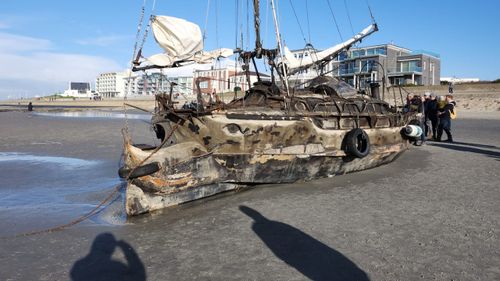 Un marinar vârstnic, care a naufragiat cu o ambarcaţiune deteriorată pe o plajă din insula germană Norderney, a devenit o atracţie turistică locală