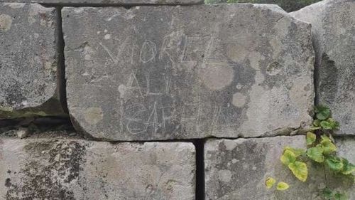 Un piteștean şi-a scrijelit numele pe zidul cetăţii dacice Sarmizegetusa Regia / Le-a spus jandarmilor că a făcut-o din pliciseală