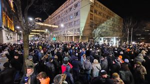 Serbia: Mii de susținători ai opoziției au protestat marți seara în capitala Belgrad și au cerut anularea alegerilor de luna trecută