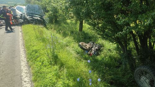 Doi motocicliști au murit și unul este grav rănit în urma unui accident rutier pe DN 68, în Hunedoara/ Șoferul unei mașini ar fi încercat să depășească o coloană