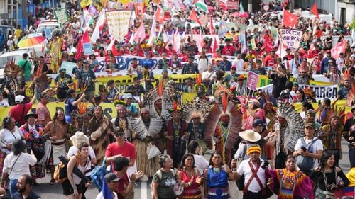 Mii de oameni au ieșit în stradă în Belém pentru a cere măsuri în timpul summitului Cop30