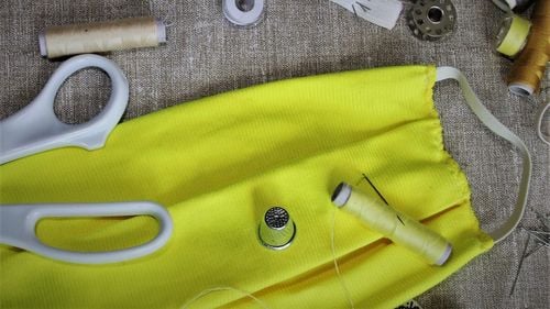 Recomandări OMS privind măștile textile: să aibă trei straturi de protecţie şi să nu fie prevăzute cu valvă / Folosirea a două măşti de pânză în acelaşi timp poate fi riscantă