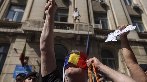 Trafic restricționat în București sâmbătă după-amiază după ce ”stegarul dac” s-a urcat pe clădirea Universităţii Bucureşti / Negociatorii încearcă să îl convingă să coboare