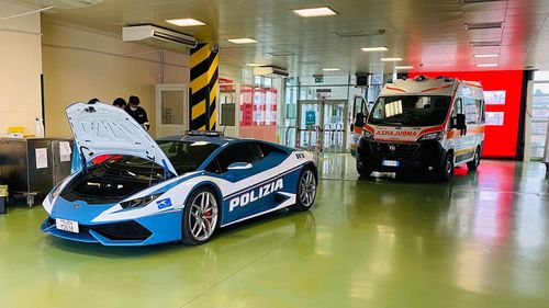 FOTO Poliţiştii italieni au traversat ţara într-un Lamborghini pentru a livra doi rinichi / Poliţia rutieră italiană are două Lamborghini Huracan / Mașinile au peste 600 de cai putere şi ating o viteză maximă de 325 km/h