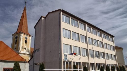 Primăria dintr-o comună din Sibiu va fi transformată în școală, pentru a fi asigurate condițiile impuse de pandemie / Primarul își dorea un sediu nou