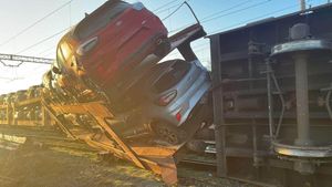 OFICIAL Accidentul feroviar de la Roșiori: Trenul CFR Călători a trecut de semnalul roșu (oprire) la intrarea în stație și a lovit din spate trenul de marfă cu mașini de la Ford / Inițial, autoritățile au negat coliziunea