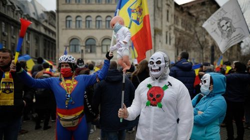 FOTOREPORTAJ Cum a arătat protestul din Capitală la care organizatorii doreau să umple Piața Universității, într-o „bătălie finală pentru libertate” / Au participat câteva sute de persoane, protestul s-a spart înainte ca manifestanții să se reîntoarcă în Piața Victoriei