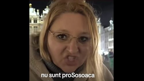 Cercetări pentru ultraj după ce Diana Şoşoacă a ameninţat un echipaj care sosise la locuinţa ei pentru a-i înmâna amenda primită pentru că s-a filmat în cabina de vot la alegerile prezidenţiale